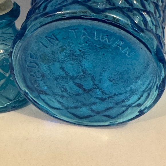 Vintage Light Blue Glass Genie Bottle Decanter w/ Glass Stopper Made in Taiwan - Picture 7 of 10